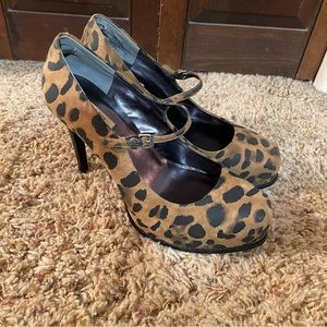 Svanne Marie Leopard Vera Wang heals.